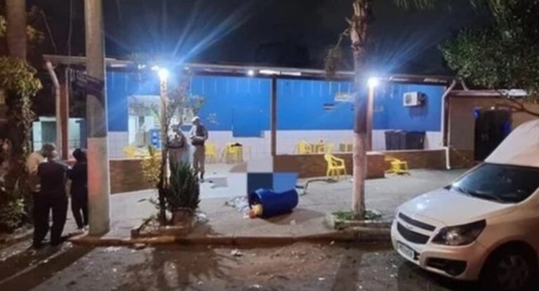 Criminosos invadem bar e matam dois jovens de 18 anos a tiros