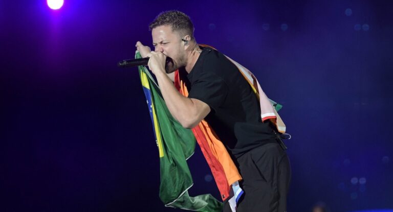 Vocalista do Imagine Dragons no palco do Rocjk in Rio