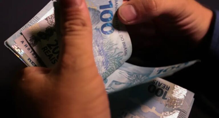 DInheiro sendo contado