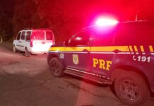Carro com mais de 700 multas vencidas é flagrado pela PRF na BR-386. (Foto: PRF/Divulgação)