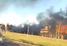 Moradores bloqueiam avenida durante protesto em Canoas