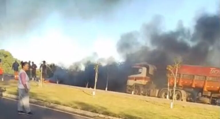 Moradores bloqueiam avenida durante protesto em Canoas
