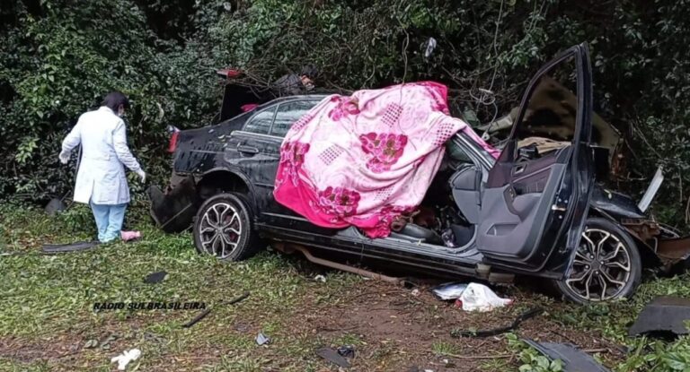 Mãe e filho morrem em grave acidente