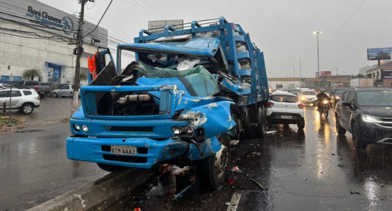 Canoas: motorista morre preso nas ferragens após acidente na BR-116