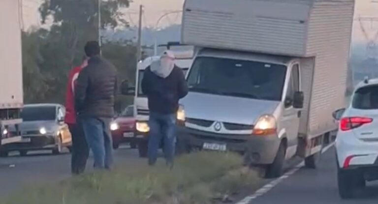 Nova Santa Rita: Acidente com caminhão causa grande lentidão na BR-386