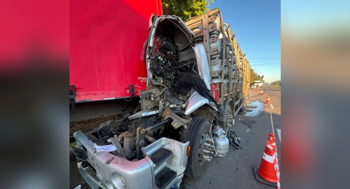 Motorista de caminhão de gás envolvido em acidente segue internado em Canoas