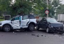 Caminhonete perde roda em grave acidente em Canoas