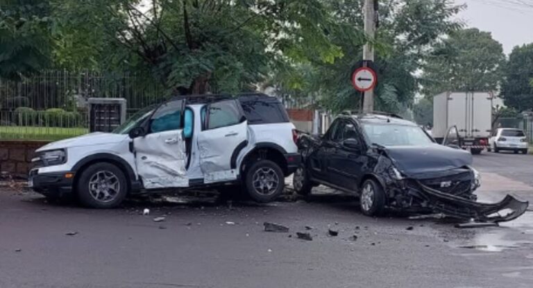Caminhonete perde roda em grave acidente em Canoas