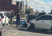 Canoas: acidente entre carro e moto bloqueia trânsito
