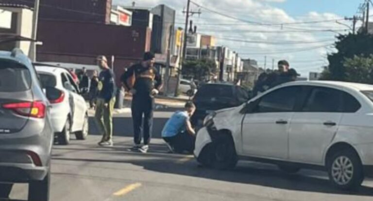 Canoas: acidente entre carro e moto bloqueia trânsito