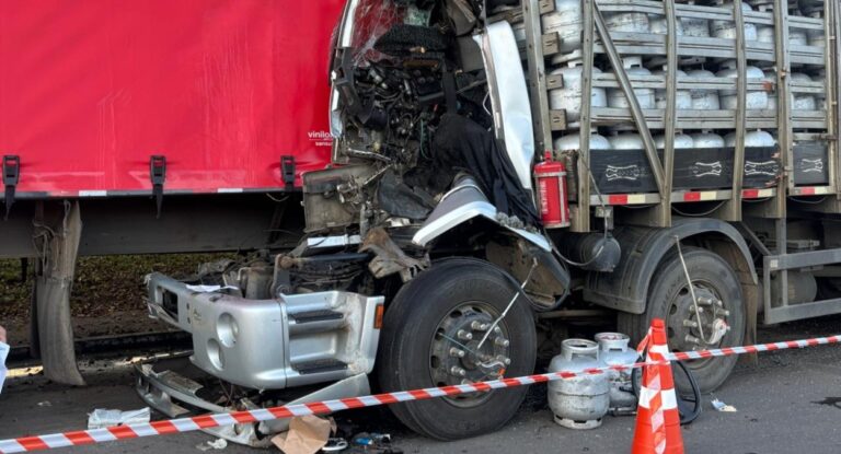 Canoas: Motorista fica preso nas ferragens após acidente com caminhão carregado com gás