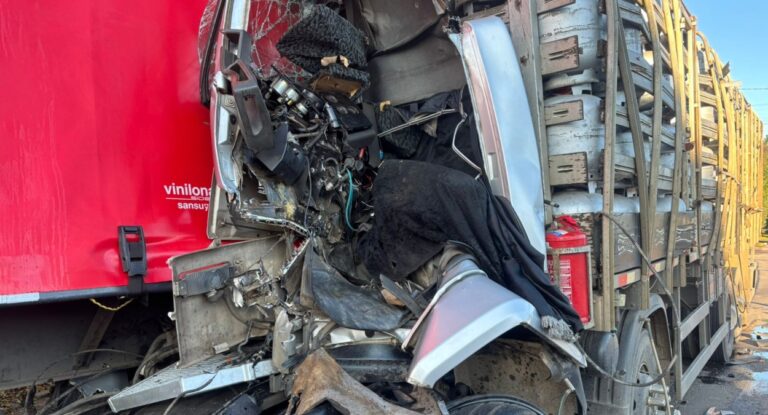 Canoas: Caminhão carregado de gás fica destruído após acidente