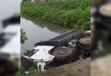 Na foto há um caminhão que tombou após um acidente em Canoas em uma vala que fica localizada no bairro Niterói, ao lado do dique