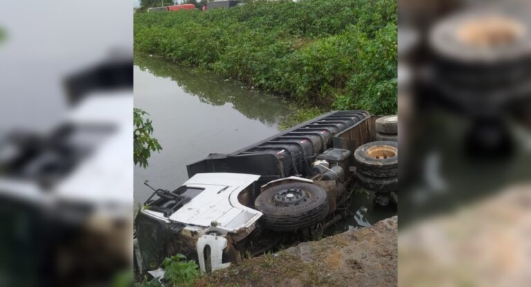 Na foto há um caminhão que tombou após um acidente em Canoas em uma vala que fica localizada no bairro Niterói, ao lado do dique