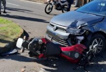 Na foto, uma motocicleta e um carro envolvidos em um acidente de trânsito em Canoas
