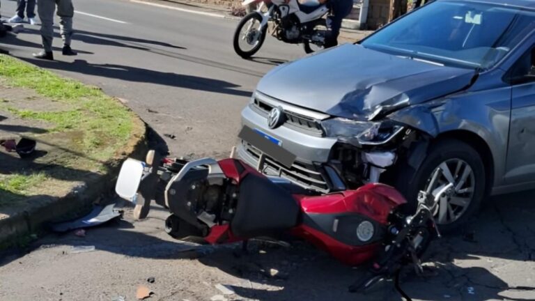 Na foto, uma motocicleta e um carro envolvidos em um acidente de trânsito em Canoas
