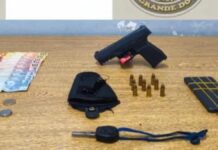 na foto, objetos apreendidos com criminoso preso após assalto em Canoas