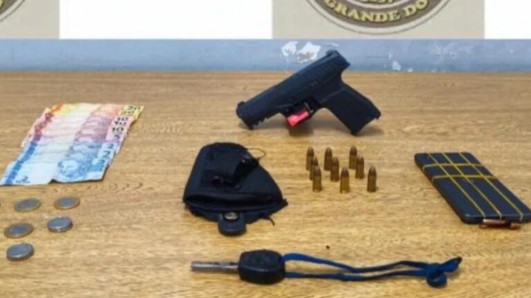 na foto, objetos apreendidos com criminoso preso após assalto em Canoas