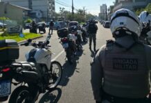 na foto, policiais de Canoas fazem operação contra assaltos e roubos