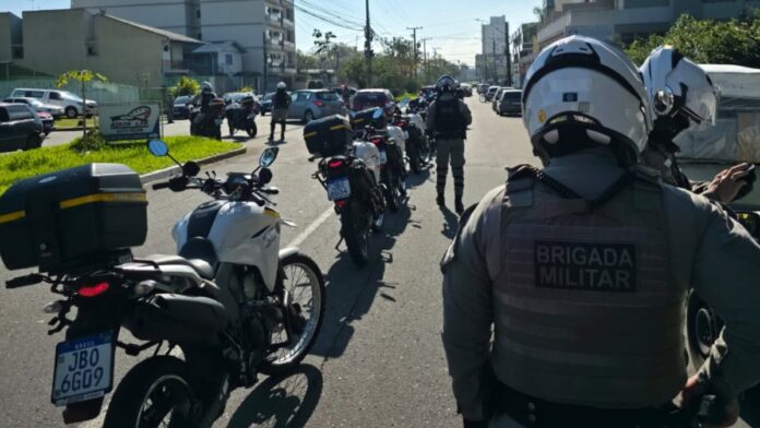 na foto, policiais de Canoas fazem operação contra assaltos e roubos