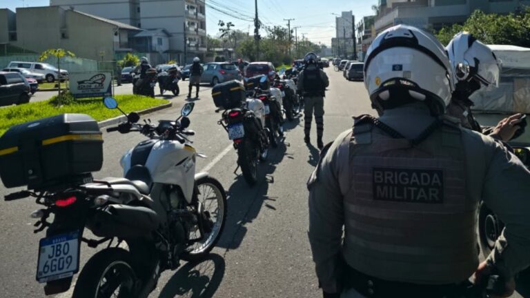 na foto, policiais de Canoas fazem operação contra assaltos e roubos