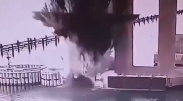 VÍDEO: Ucrânia explode ponte que liga Crimeia à Rússia