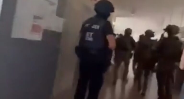 Ataque a tiros em escola deixa 10 mortos