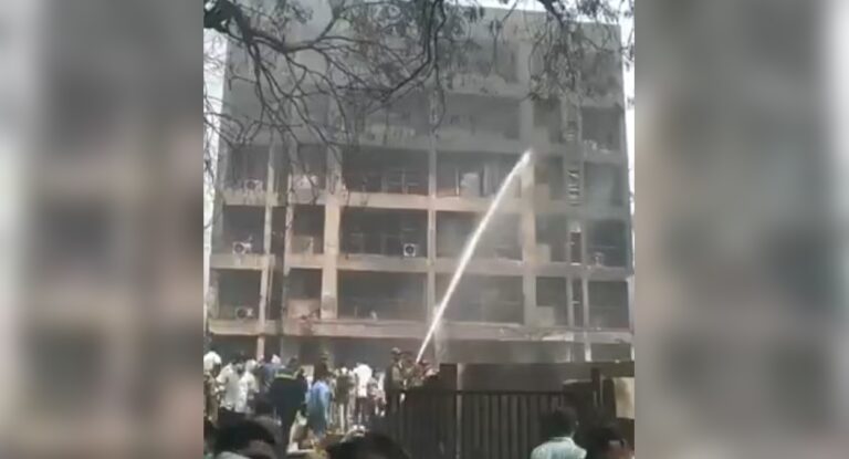 Avião que caiu na Índia matou 5 estudantes de uma universidade