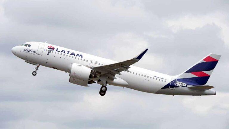 Avião da Latam faz pouso de emergência no Aeroporto de Porto Alegre