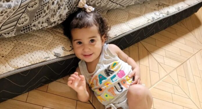 Bebê morre após fogão cair sobre ela