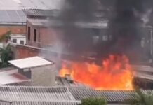 Canoas: Bombeiros combatem incêndio em casa
