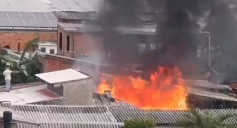 Canoas: Bombeiros combatem incêndio em casa