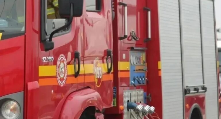 Canoas: incêndio em casa mobiliza bombeiros