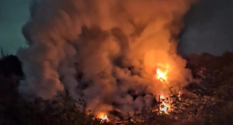 Canoas: bombeiros combatem incêndio em parque industrial
