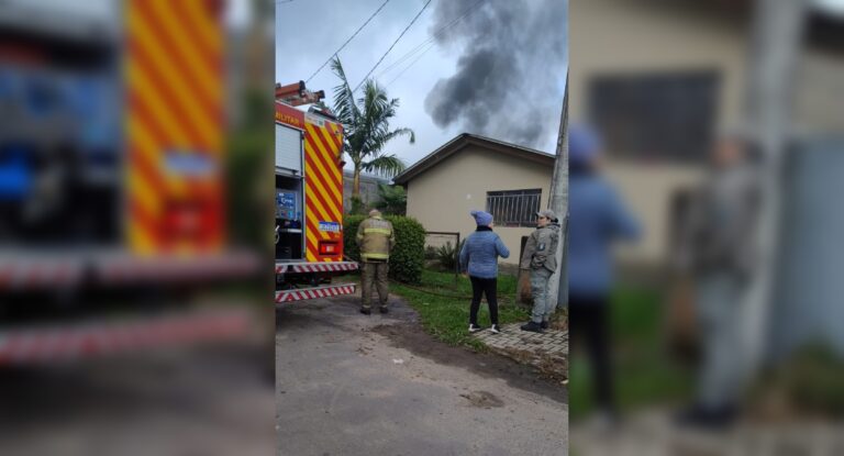 Nova Santa Rita: bombeiros combatem incêndio em casa