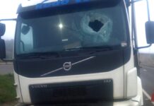 caminhão atingido por pedra na BR-386 em Lajeado