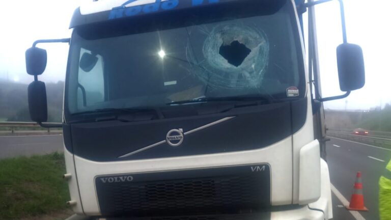 caminhão atingido por pedra na BR-386 em Lajeado