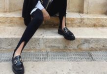 Modelo usando uma calça fusô preta com um pâr de mocassins pretos