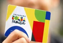 Mão segurando cartão do Bolsa Família; Calendário de pagamentos de julho iniciará em algumas semanas