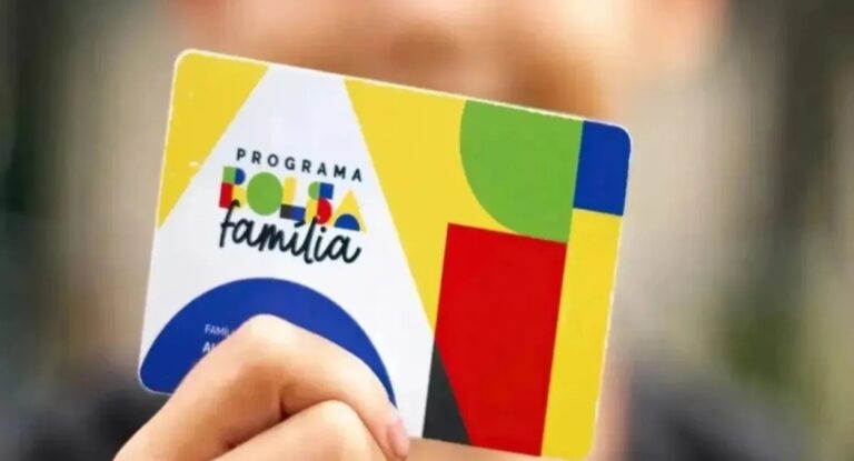 Mão segurando cartão do Bolsa Família; Calendário de pagamentos de julho iniciará em algumas semanas