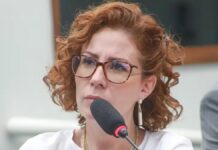 Condenada pelo STF, Carla Zambelli deixa o Brasil e anuncia que pedirá licença do mandato