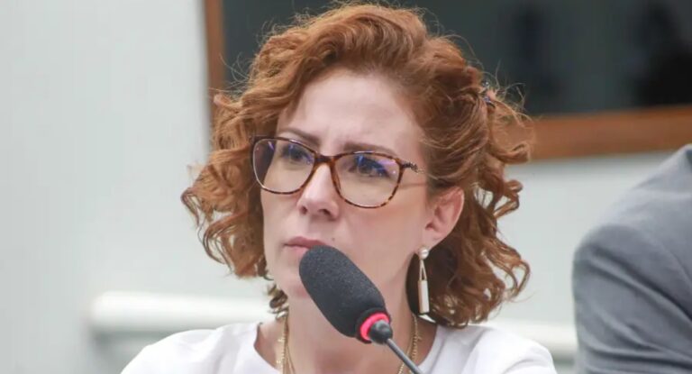 Condenada pelo STF, Carla Zambelli deixa o Brasil e anuncia que pedirá licença do mandato