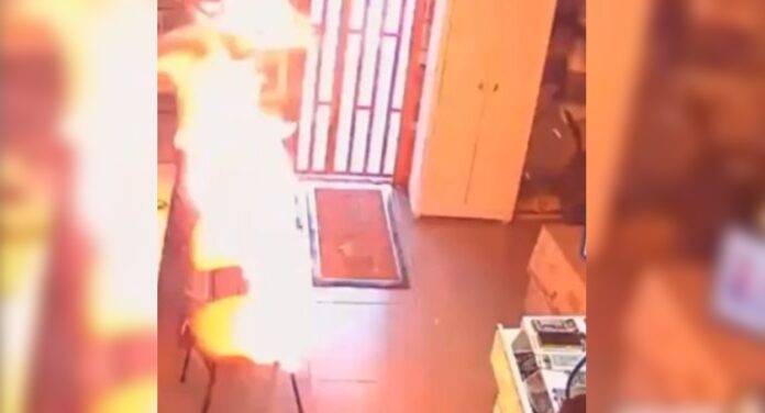 Celular explode em loja e funcionário queima o rosto
