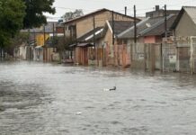 Chuva em Canoas alaga ruas e água invade casas