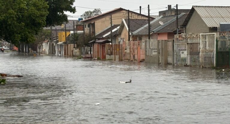 Chuva em Canoas alaga ruas e água invade casas