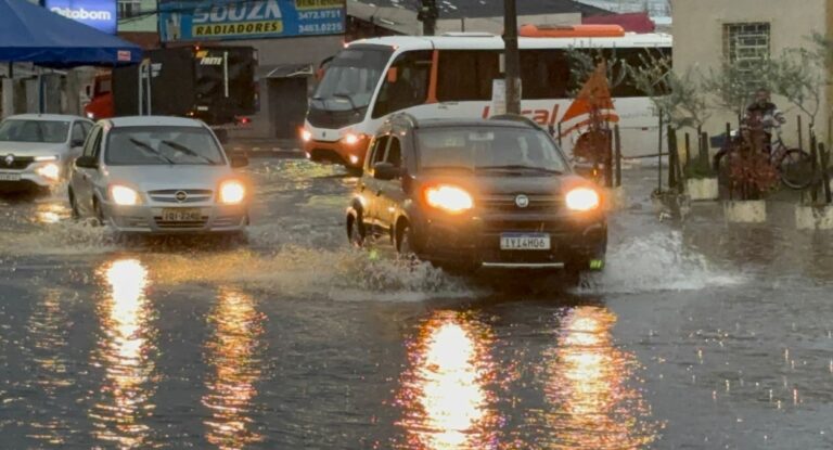 Chuva não dá trégua e causa transtornos para moradores em Canoas
