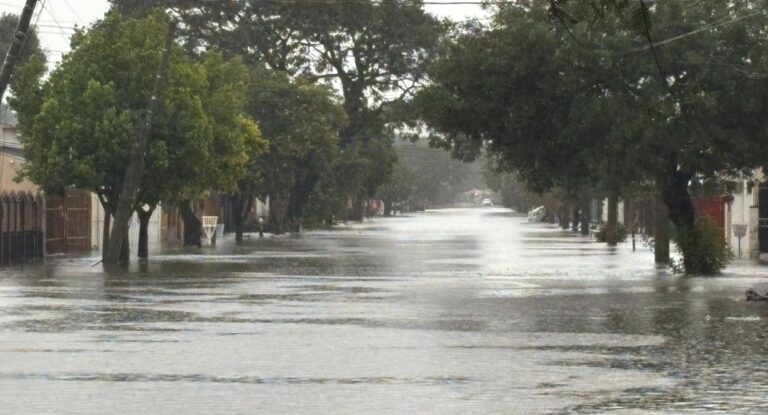 Canoas: Alagamento após forte chuva deixa bairro ilhado