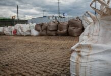 Na foto, com previsão de chuva, prefeitura de Canoas coloca big bags no Muro da Cassol
