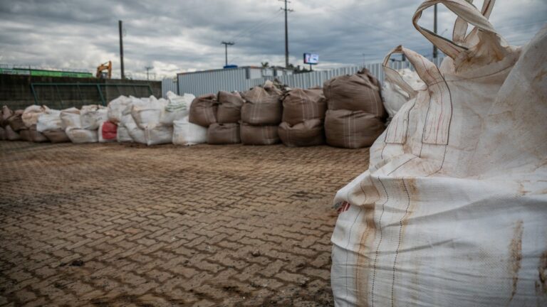 Na foto, com previsão de chuva, prefeitura de Canoas coloca big bags no Muro da Cassol