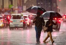 Duas pessoas durante uma chuva excessiva no Rio Grande do Sul